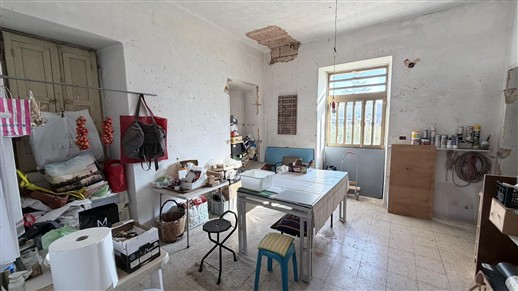 Antico Fabbricato Alle Porte di Putignano, Parzialmente In Pietra e Terreno.